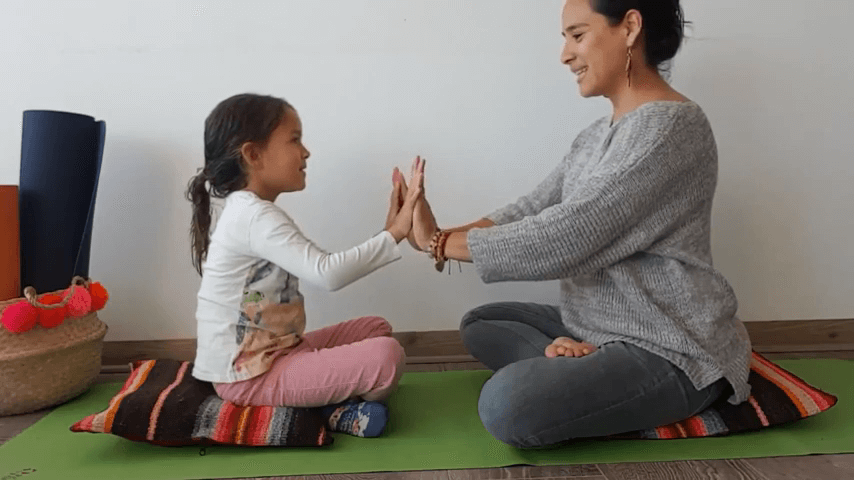 Mangala Charan Mantra para niños y niñas - Yogakiddy