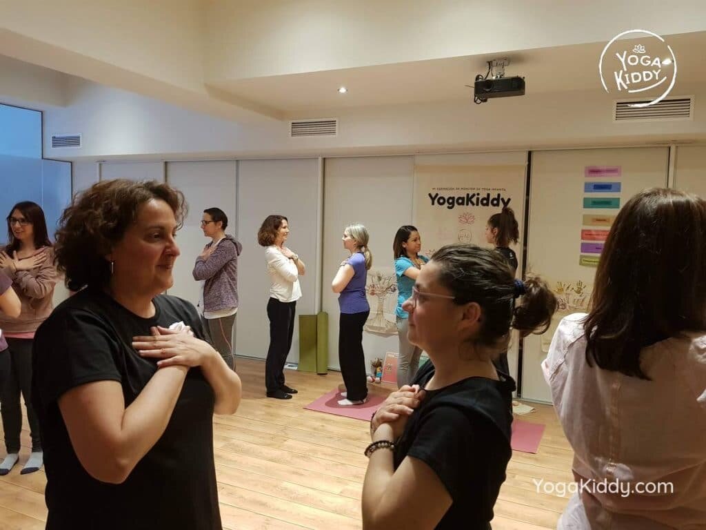 yoga-para-niños-barcelona-espana-formación-monitor-instructurado-profesor-yoga-infantil-yogakiddy_42-1024x768
