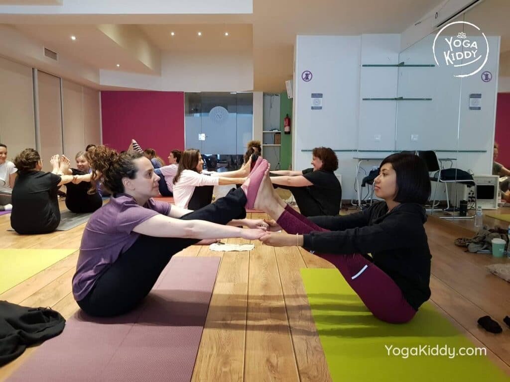 yoga-para-niños-barcelona-espana-formación-monitor-instructurado-profesor-yoga-infantil-yogakiddy_62-1024x768