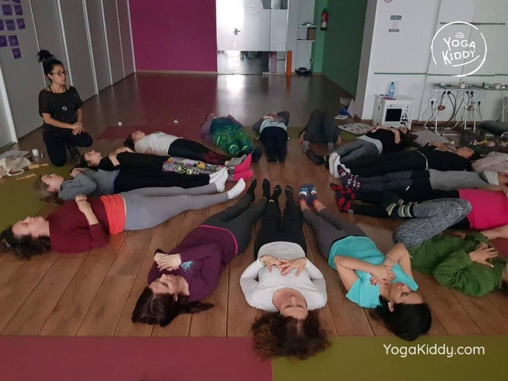 yoga-para-niños-barcelona-espana-formación-monitor-instructurado-profesor-yoga-infantil-yogakiddy_21-1024x768