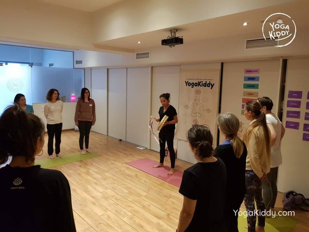 yoga-para-niños-barcelona-espana-formación-monitor-instructurado-profesor-yoga-infantil-yogakiddy_49-1024x768