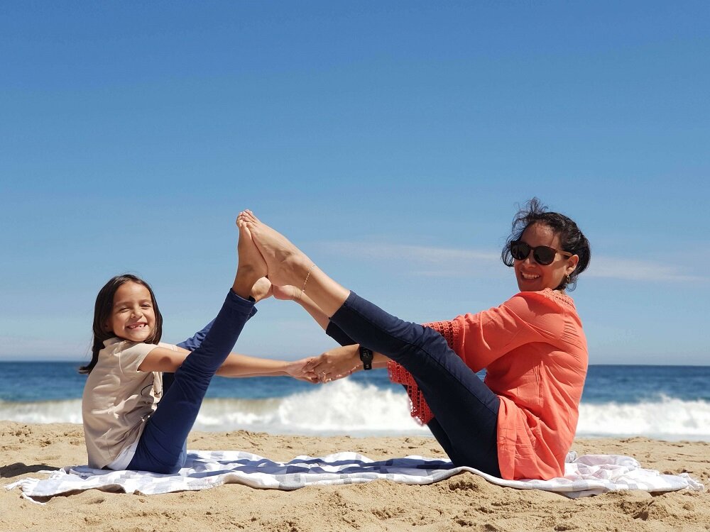 Carmen y Luz jugando a yoga en la vida real - Curso en línea de Yoga Infantil