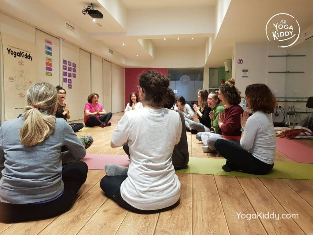 yoga-para-niños-barcelona-espana-formación-monitor-instructurado-profesor-yoga-infantil-yogakiddy_27-1024x768