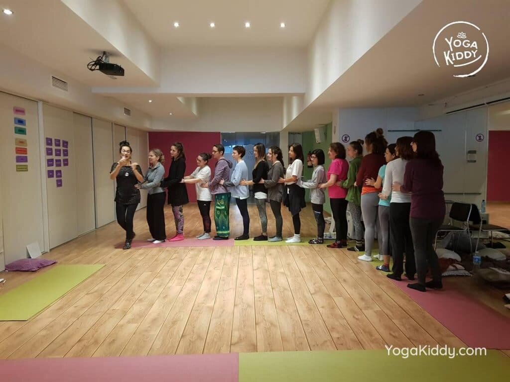 yoga-para-niños-barcelona-espana-formación-monitor-instructurado-profesor-yoga-infantil-yogakiddy_31-1024x768